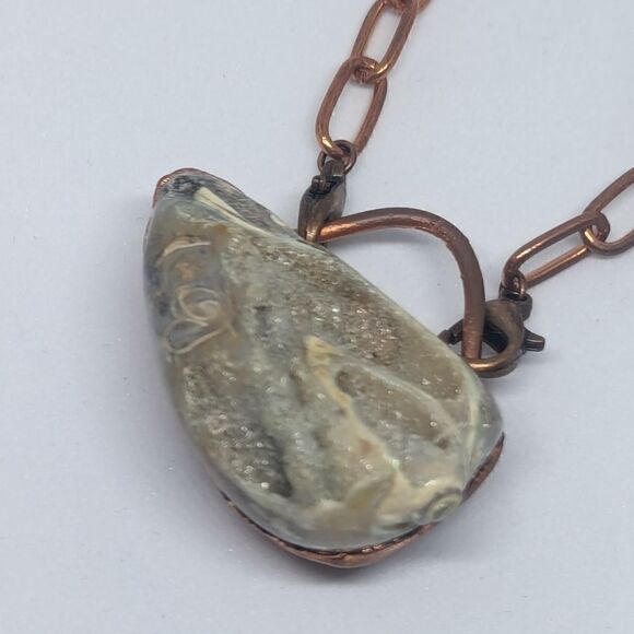 'Caracolito' Natural Druzy Shell & Tigers Eye Necklace - Picture 3 of 9